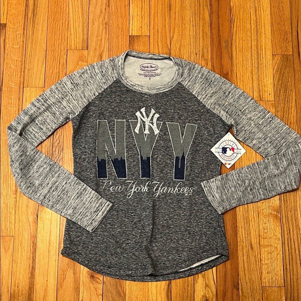 New York Yankees Women's Gray Long Sleeve Top
